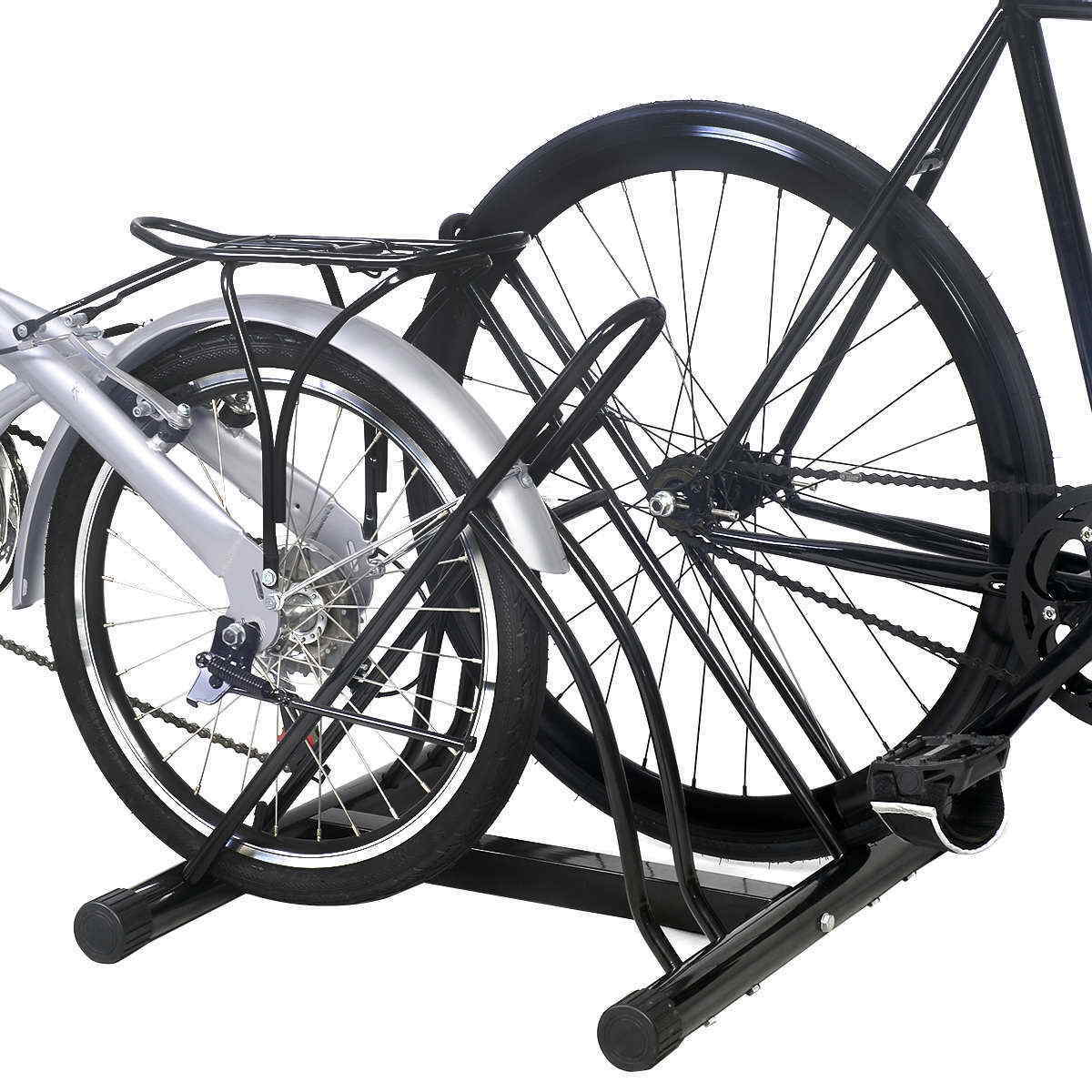 Zwei Fahrräder auf einem schwarzen Fahrradständer. Die Fahrräder haben schwarze und silberne Räder und Rahmen.