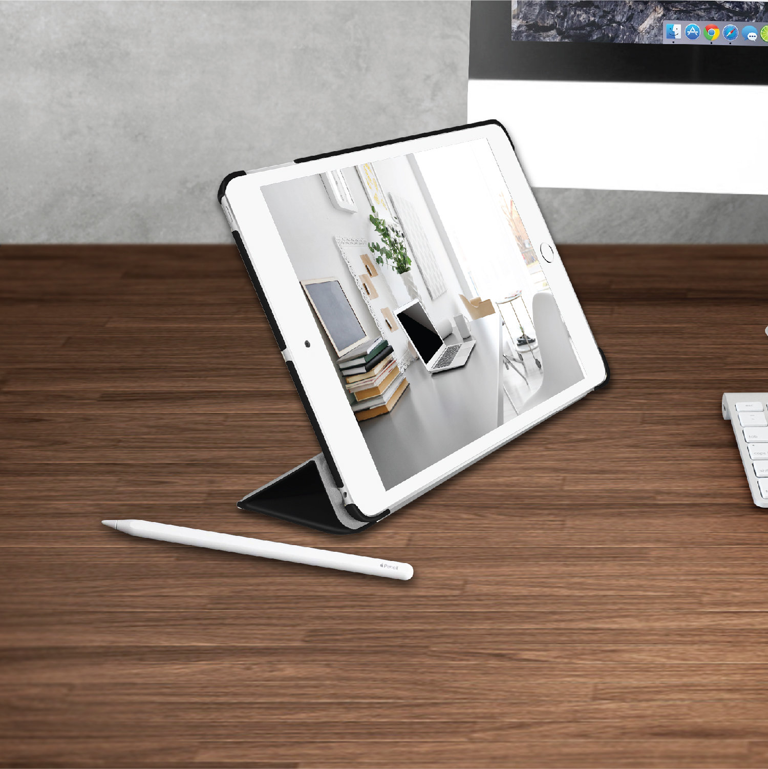 Ein iPad in einem schwarzen Gehäuse liegt auf einem Holzschreibtisch mit einem weißen Stift. Ein Hintergrund ist sichtbar.