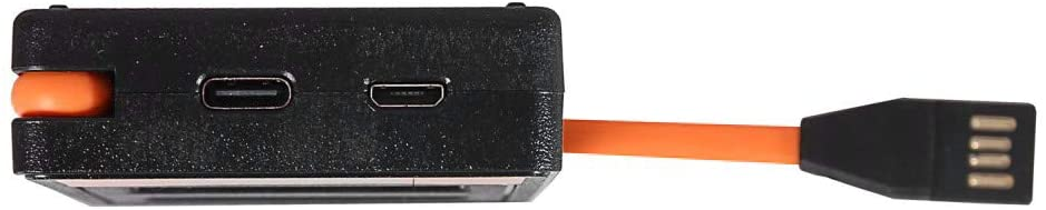 Ein schwarzes Gerät mit orangefarbenen Akzenten und zwei Anschlüssen. Es hat einen USB-C- und einen Micro-USB-Anschluss.