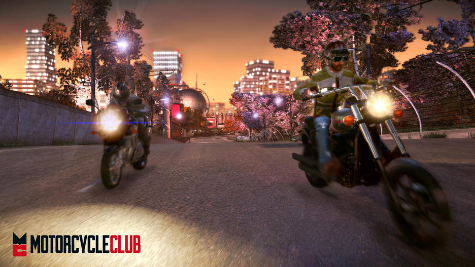Zwei Motorräder rasen bei Sonnenuntergang eine Straße entlang. Stadtgebäude und Bäume sind im Hintergrund zu sehen.
