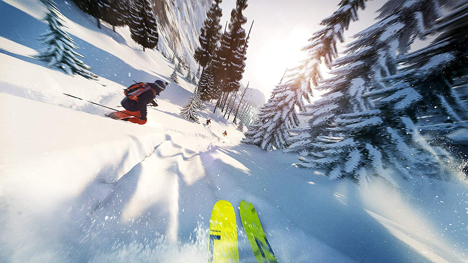 Ego-Perspektive eines Skifahrers in verschneiter Berglandschaft mit Kiefern und Sonnenlicht.