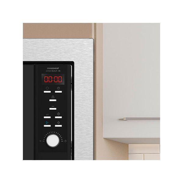 Zbliżenie wbudowanej kuchenki mikrofalowej z wyświetlaczem cyfrowym "00:00".