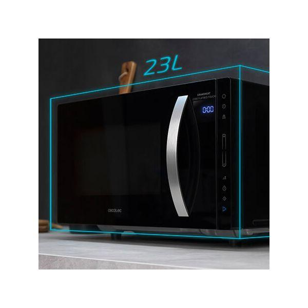 Microonde nero con dimensioni segnate in blu, display digitale e maniglia argentata.