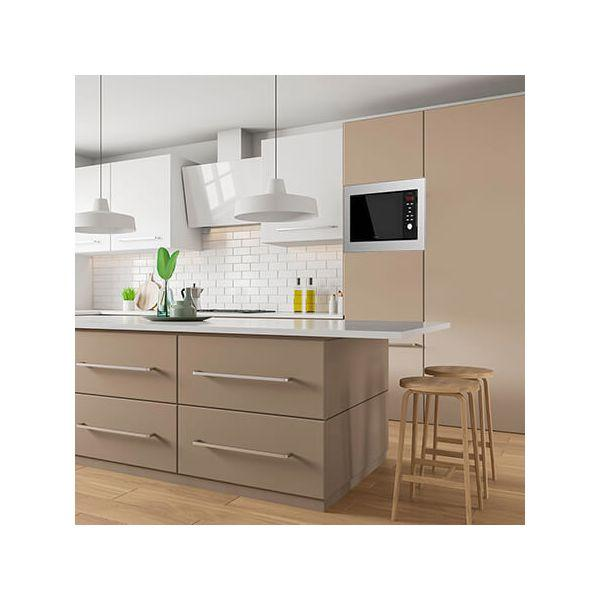 Nowoczesna kuchnia z beżowymi szafkami, białymi blatami i dwoma lampami wiszącymi. Mikrofala jest na ścianie.