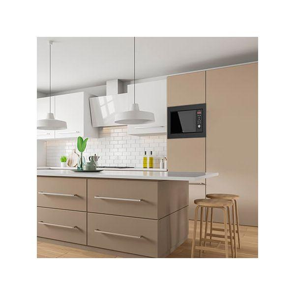 Nowoczesna kuchnia z wbudowaną kuchenką mikrofalową. Kolory to biały, brązowy i beżowy.