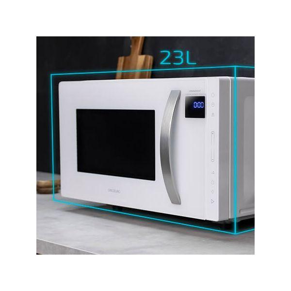 Een witte magnetron met een zwarte deur, omlijnd in een blauwe rechthoek, op een aanrecht.