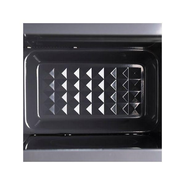 Binnenkant van een donkere oven, met een bakplaat met een geometrisch patroon op de bodem.