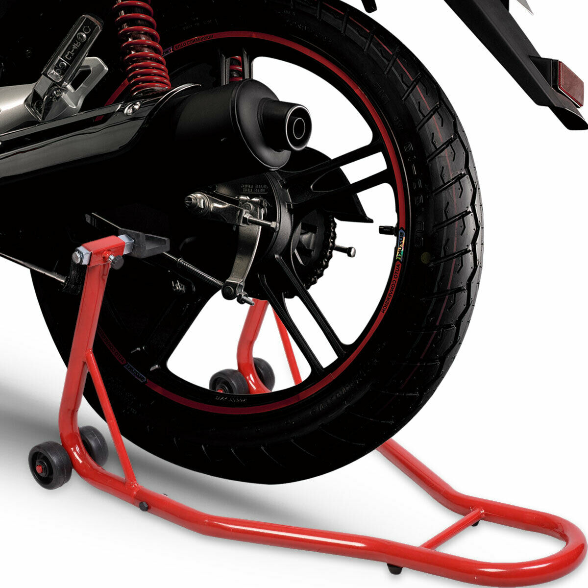 Ein Motorradreifen mit roten Details, ein roter Ständer. Das Motorrad ist schwarz mit schwarzem Auspuff.