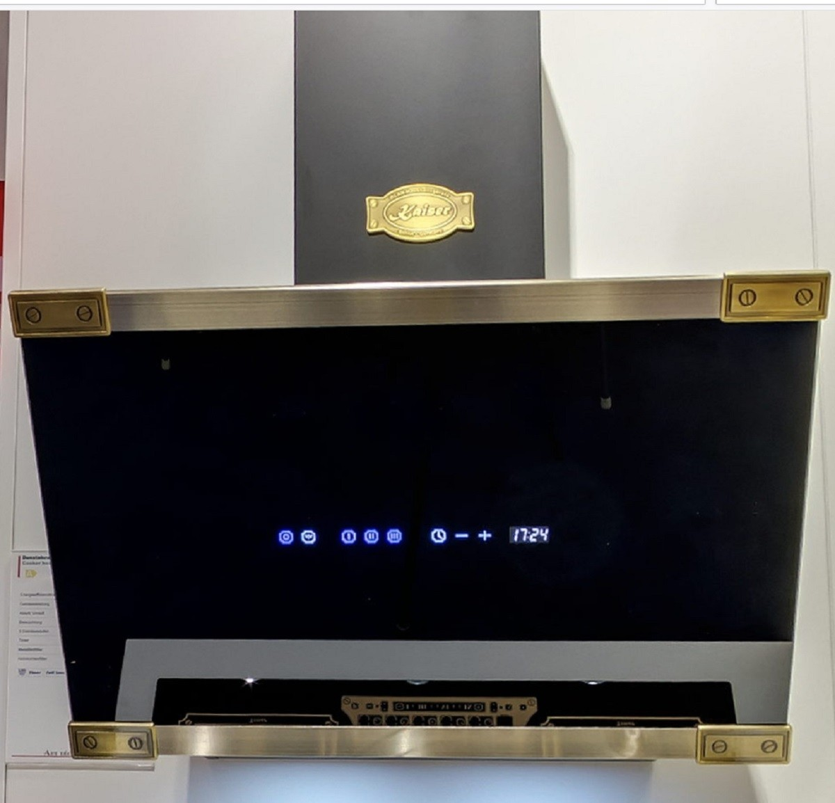 Campana extractora negra y dorada con un logotipo dorado, fondo blanco.