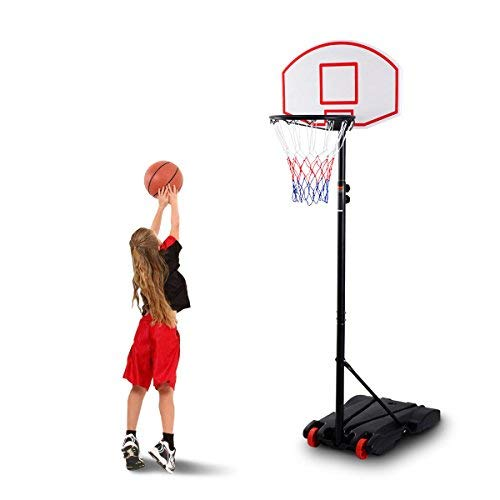 Ein junges Mädchen wirft einen Basketball auf einen Korb vor weißem Hintergrund.