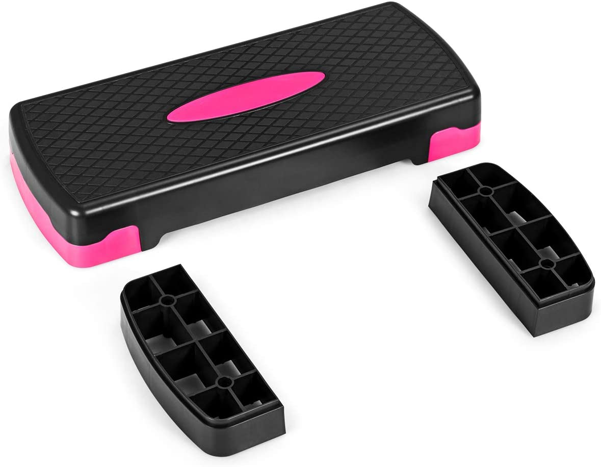 Schwarze und rosa Trittplattform mit zwei abnehmbaren schwarzen Erhöhungen auf Weiß.