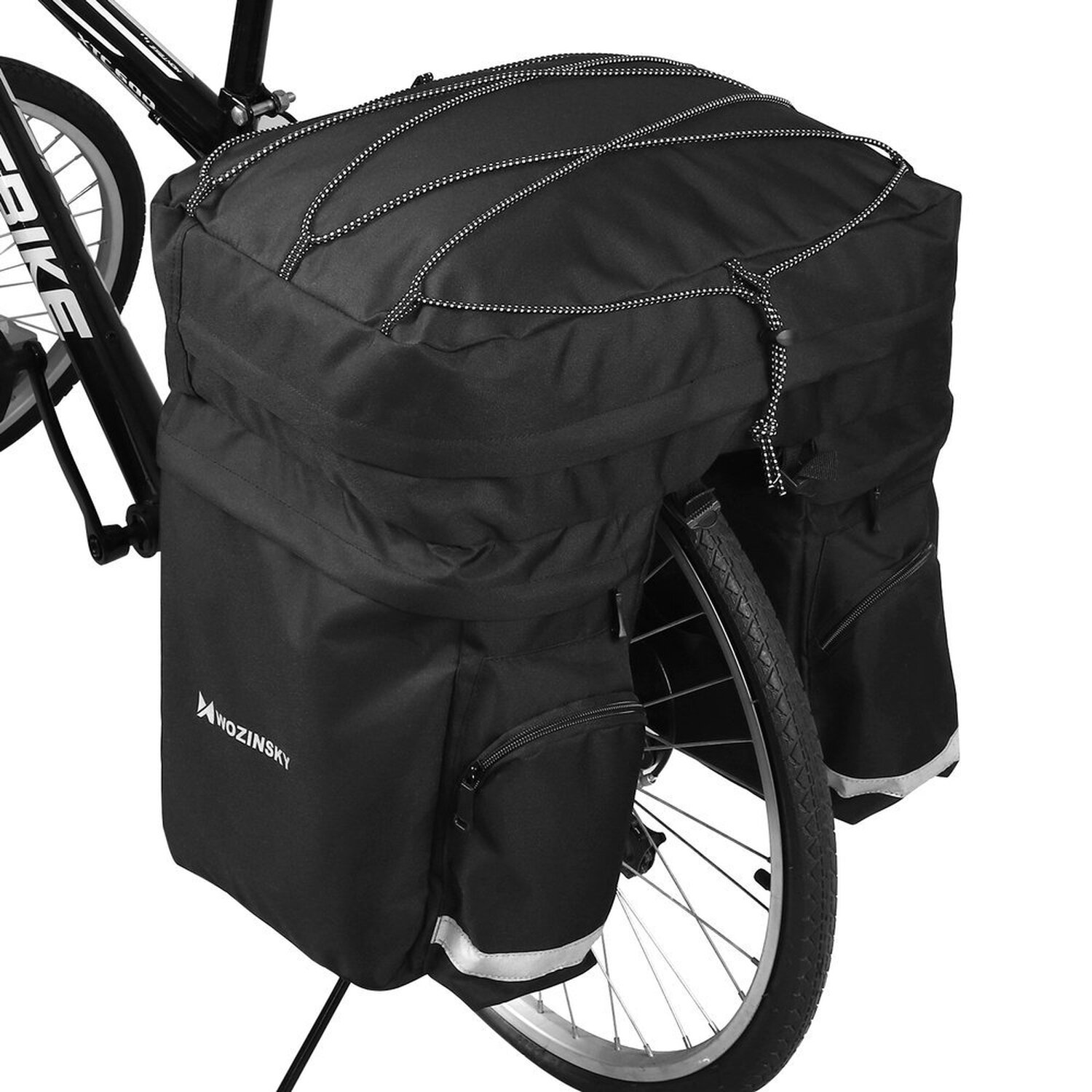 Schwarze Fahrrad-Packtaschen an einem Fahrrad befestigt, mit reflektierenden Streifen.