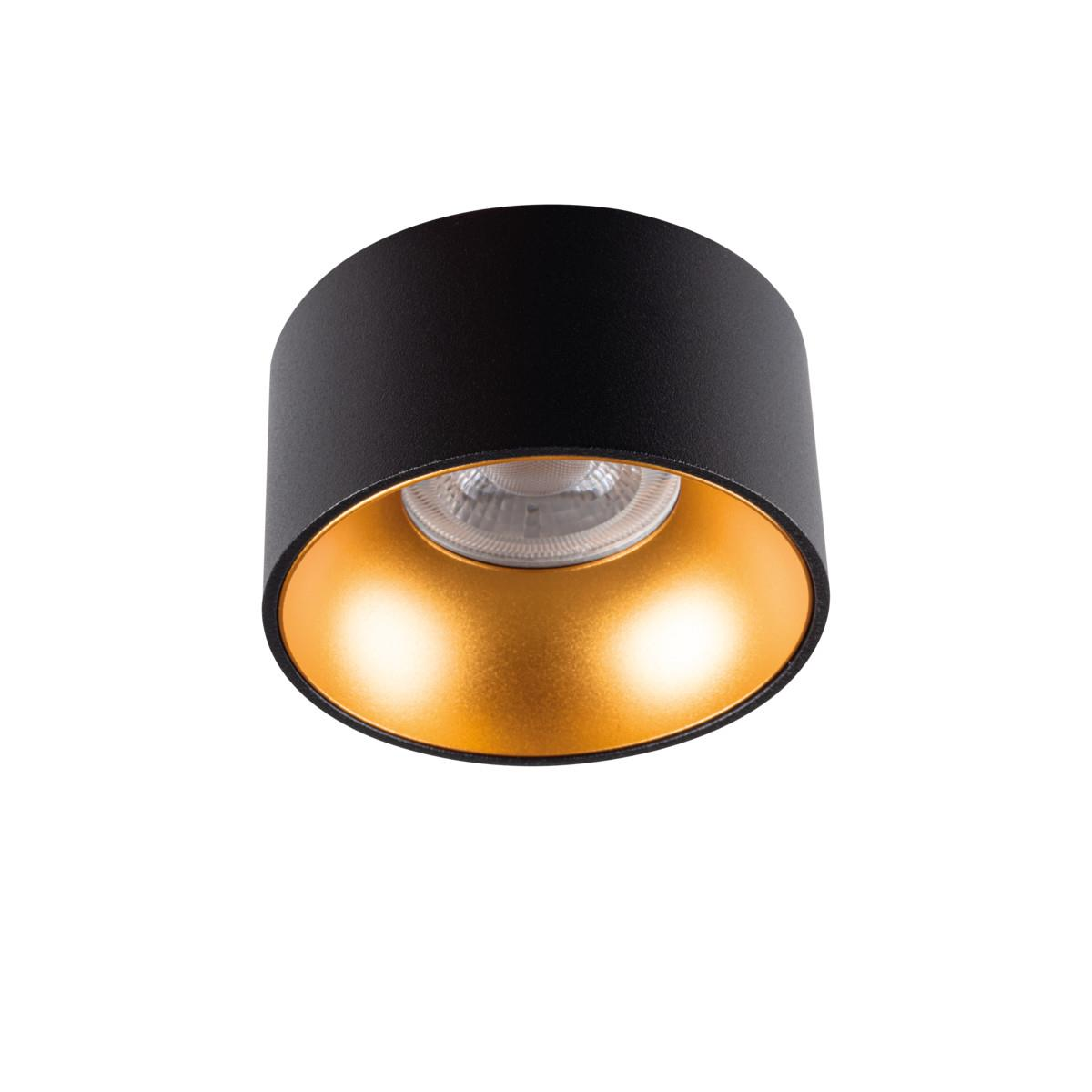 Lampada da soffitto nera e oro. Interno dorato. Sfondo bianco.