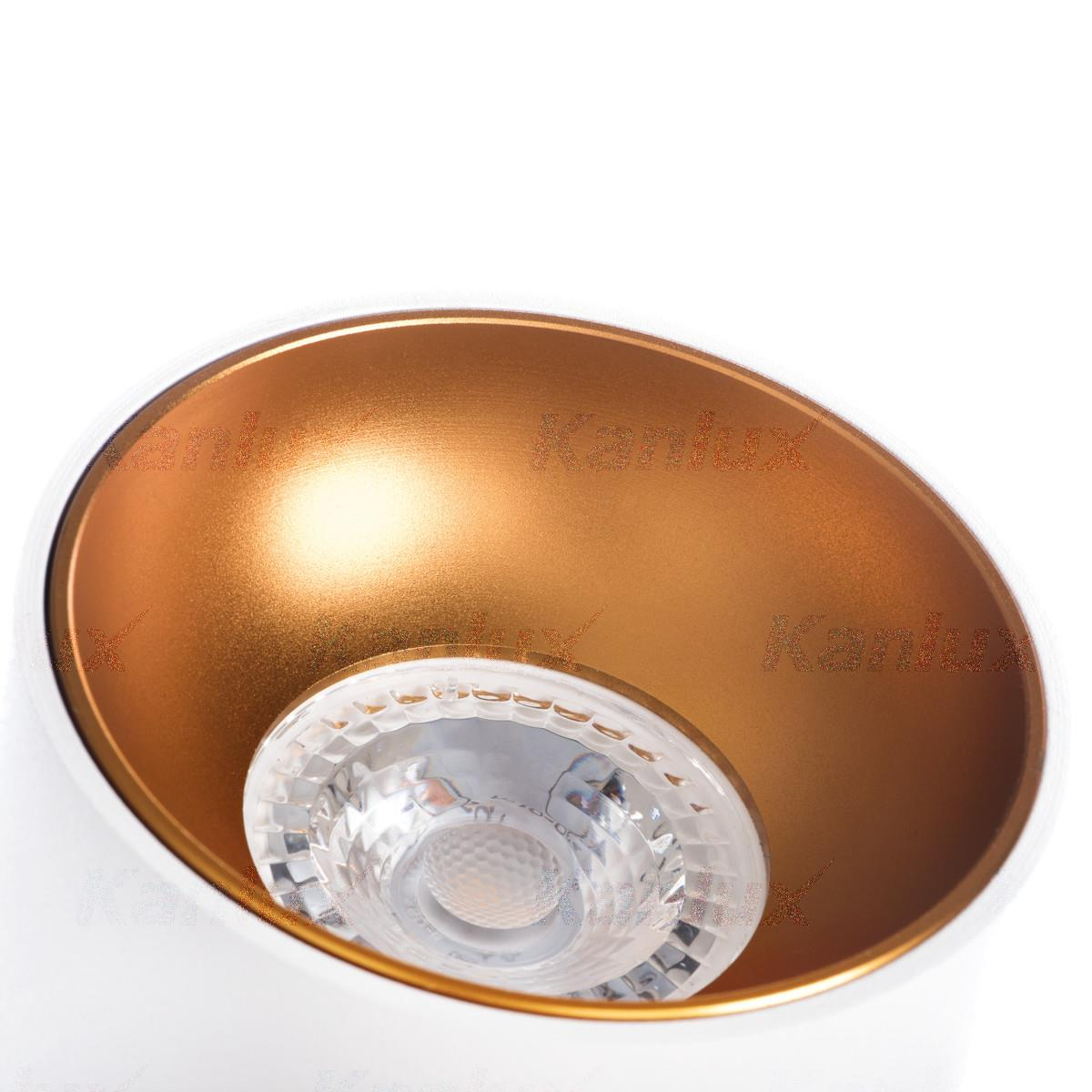 Un apparecchio a incasso bianco con interno dorato e una lampadina centrata.