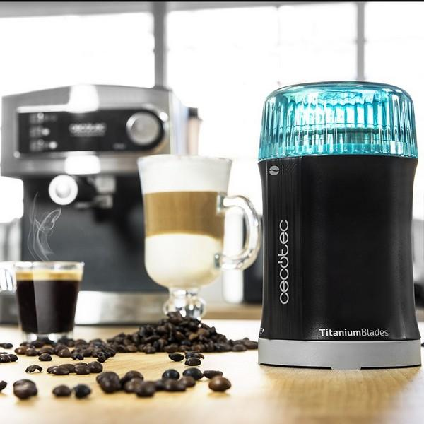 Kaffeemühle und Espressomaschine auf einer Holztheke.