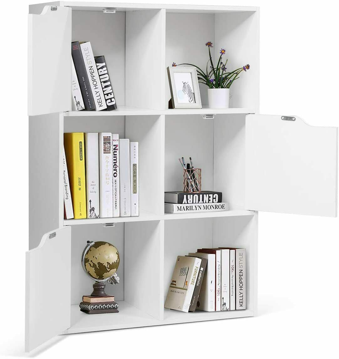 Weißer Schrank mit offenen Türen, Regale mit Büchern und Dekorationen. Weißer Hintergrund.