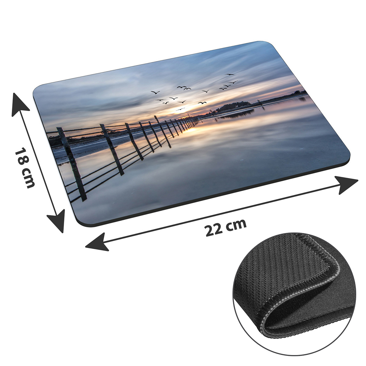 Ein Mousepad mit Sonnenuntergang. Zaun und Vögel vor Himmel und Wasser.