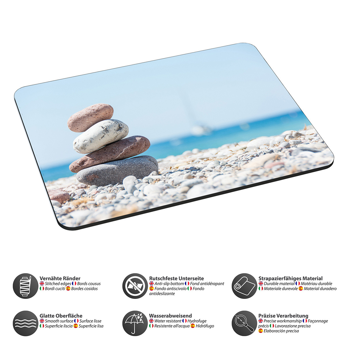 Ein Mousepad mit einer Strandansicht mit gestapelten Steinen und Meer.