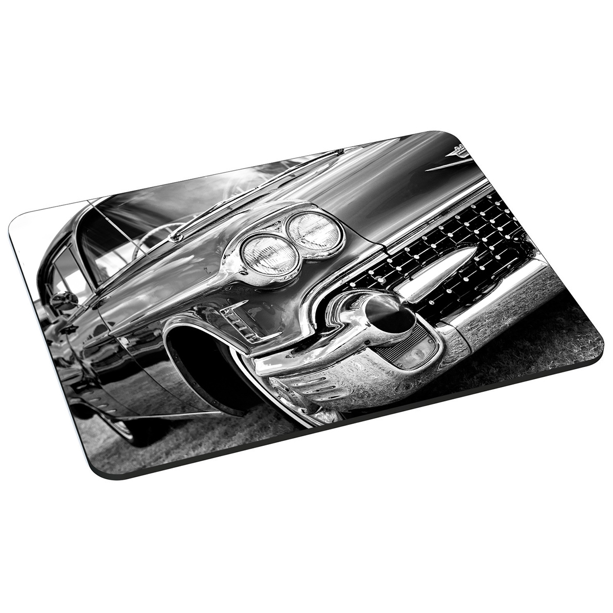Schwarzweißfoto des Frontendes eines Oldtimers, Chromdetails, Scheinwerfer und Kühlergrill auf Mauspad.