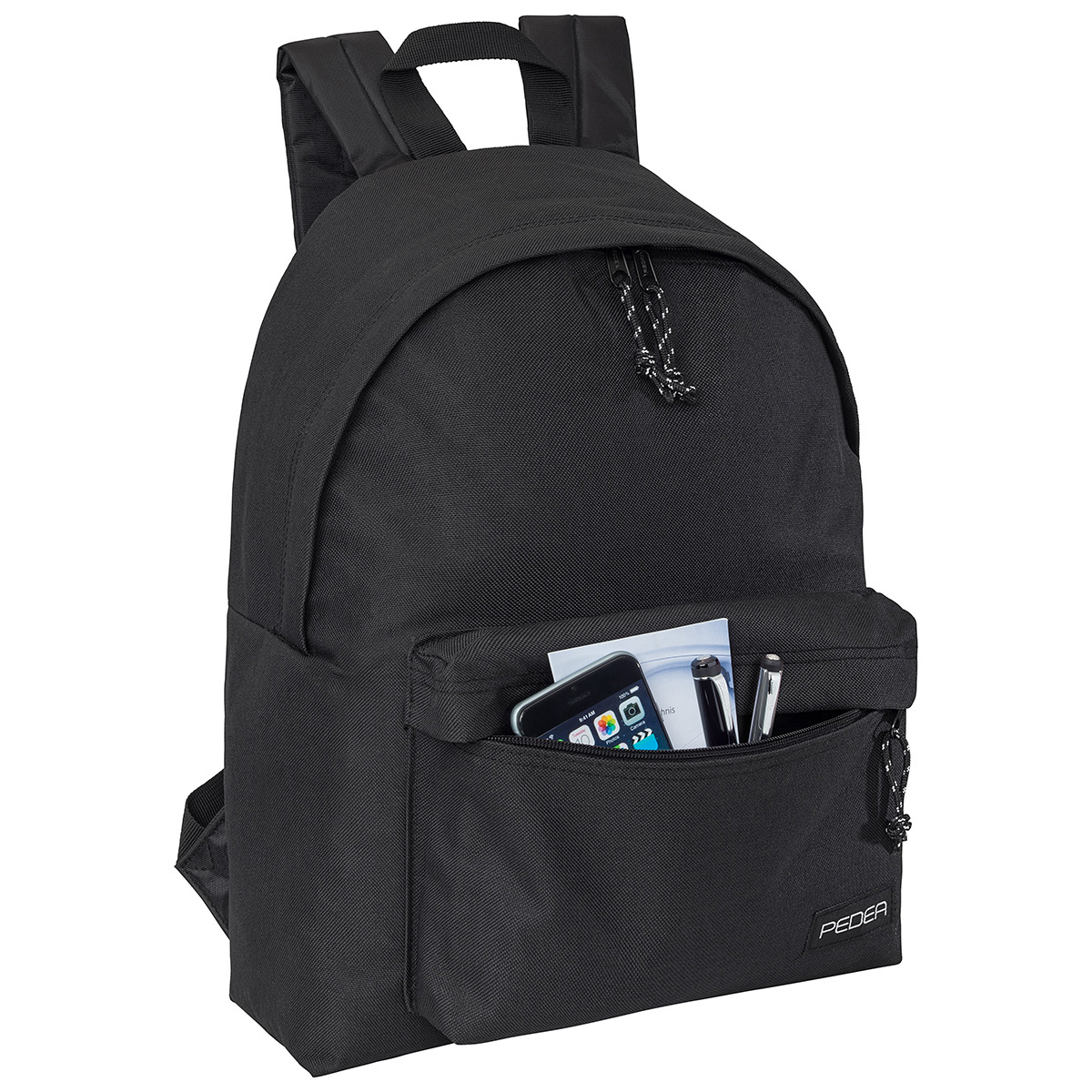 Schwarzer Rucksack mit Vordertasche mit Telefon, Karte und Stift. Der Hintergrund ist weiß.