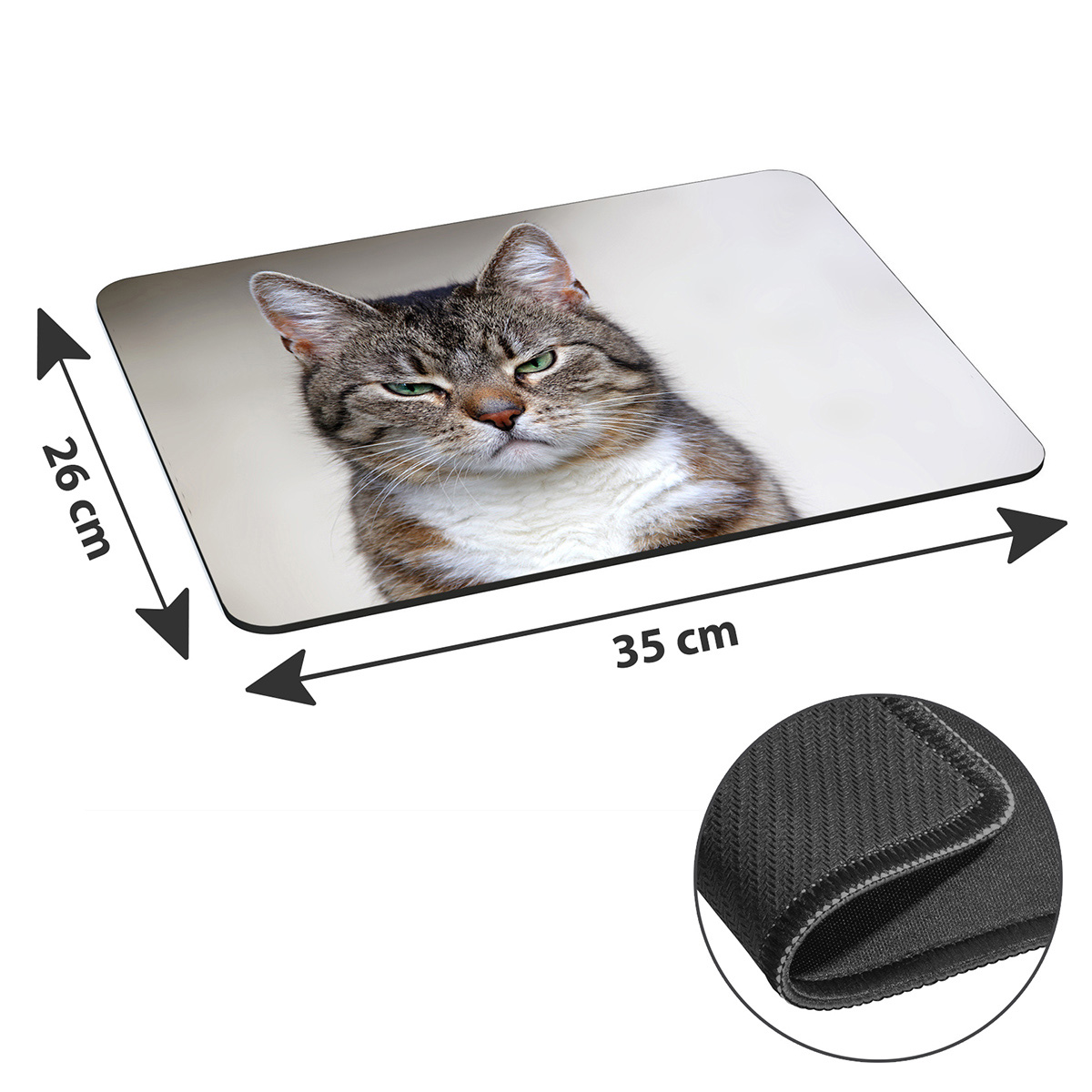 Katze auf einem Mauspads mit den Maßen 26cm x 35cm. Eine Nahaufnahme der Kanten ist zu sehen.