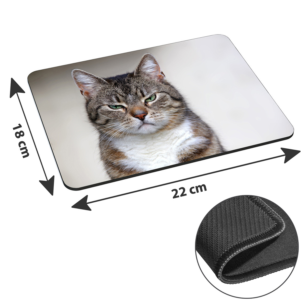 Eine graue getigerte Katze auf einem Mauspads. Die Katze schaut den Betrachter streng an.