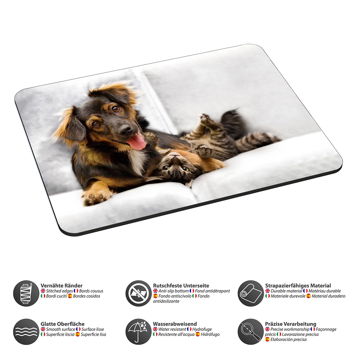 Hund und Katze auf einer Mousepad. Der Hund ist braun und schwarz. Die Katze ist getigert. Weißer Hintergrund.