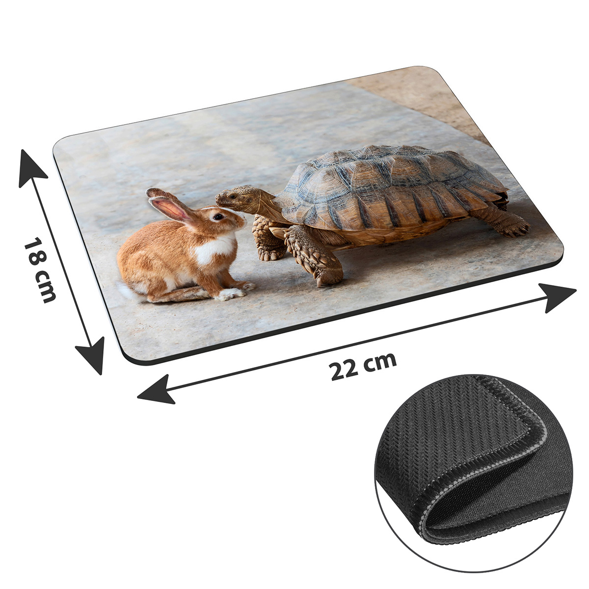 Mauspad mit Hase und Schildkröte. Pfeile zeigen Maße: 18x22 cm. Detaillierte Nahaufnahme.