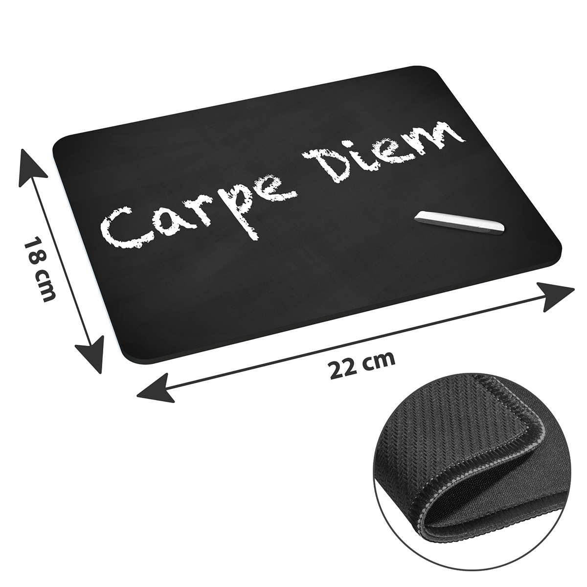 Schwarzes Mousepad mit weiß geschriebenem 'Carpe Diem' und Maßen.
