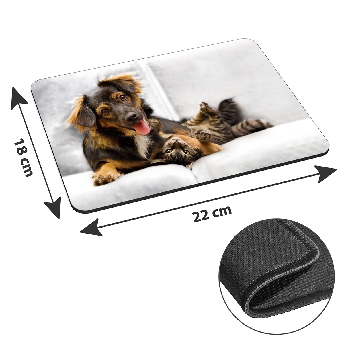 Mauspad mit Hund und Katze auf Couch. Maße: 18cm x 22cm. Schwarze Gummiunterseite.