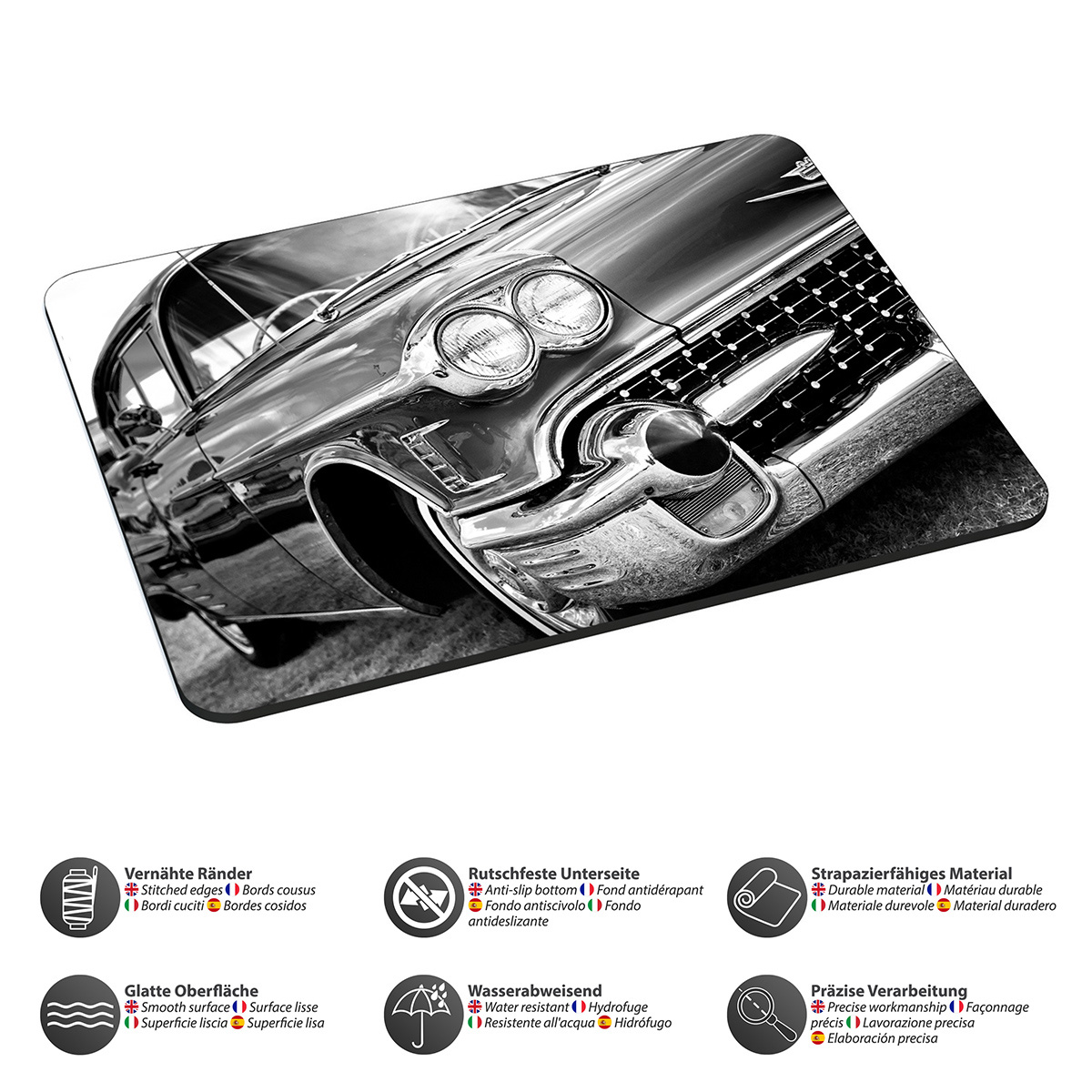 Schwarz-Weiß-Bild eines klassischen Autos mit Chromdetails, auf einer Mauspad.
