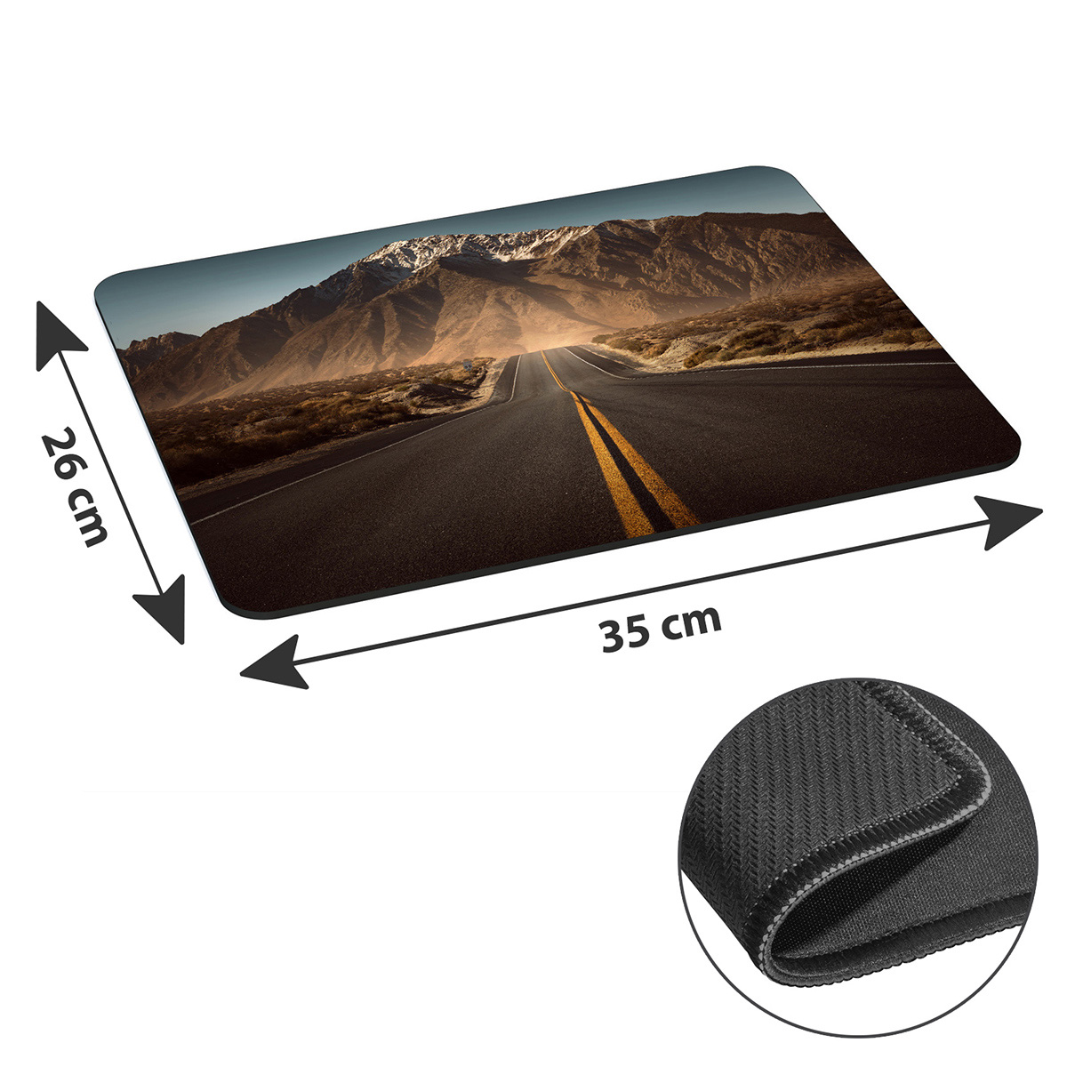 Mousepad mit Straßenszene, gelben Linien und Bergen im Hintergrund. Maße: 35x26 cm. Schwarze Unterseite.