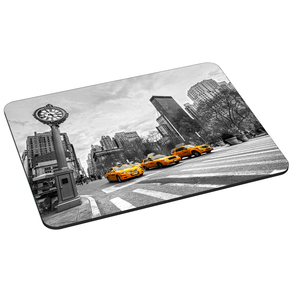 Mauspad mit NYC-Szene. Enthält einen Uhrturm, gelbe Taxis und hohe Gebäude in Graustufen.