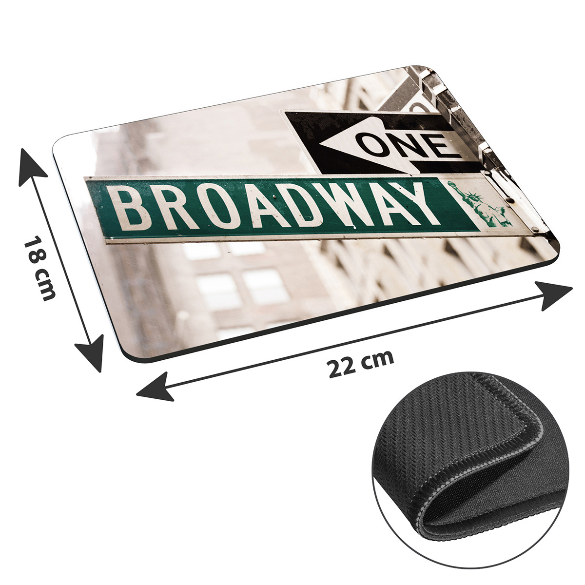 Mauspad mit Broadway-Schild-Design und Abmessungen. Der Boden des Mauspads ist im Nahaufnahme zu sehen.
