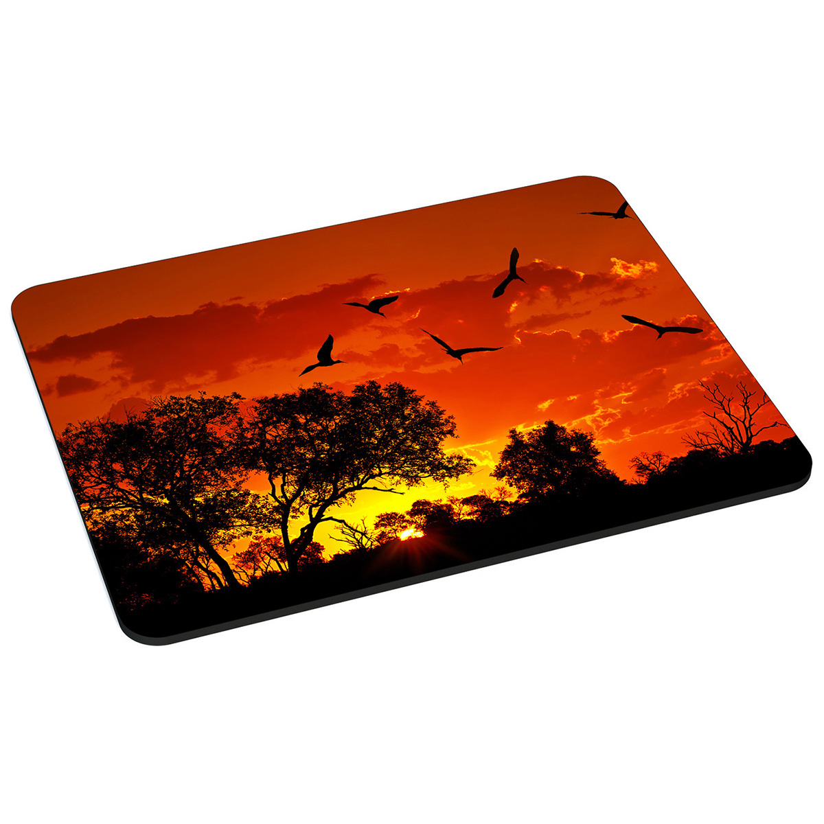 Mauspad mit Sonnenuntergangsszene, Bäumen, Vögeln und einem leuchtend orangefarbenen Himmel.
