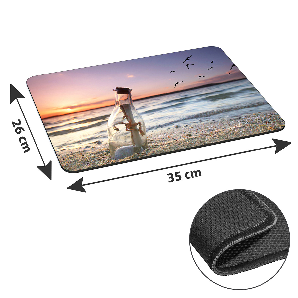 Ein Mousepad mit einer Strandszene mit einer Flasche und einer Nachricht. Abmessungen werden angezeigt.