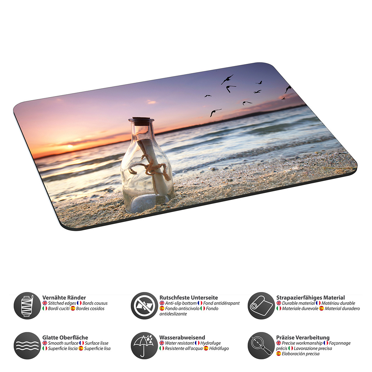 Mauspad mit Flaschenpost am Strand bei Sonnenuntergang.