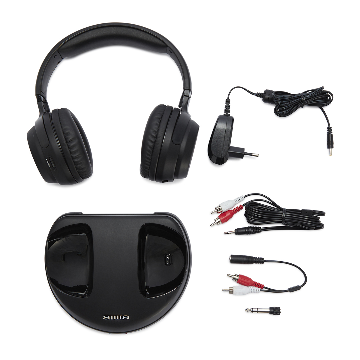 Czarne słuchawki, stacja ładująca oraz różne kable i złącza. Białe tło.