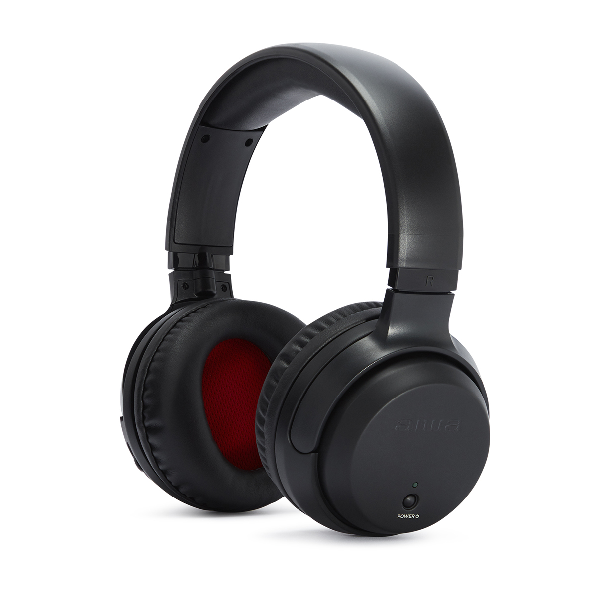 Czarne słuchawki z czerwonymi nausznikami. Na białym tle.