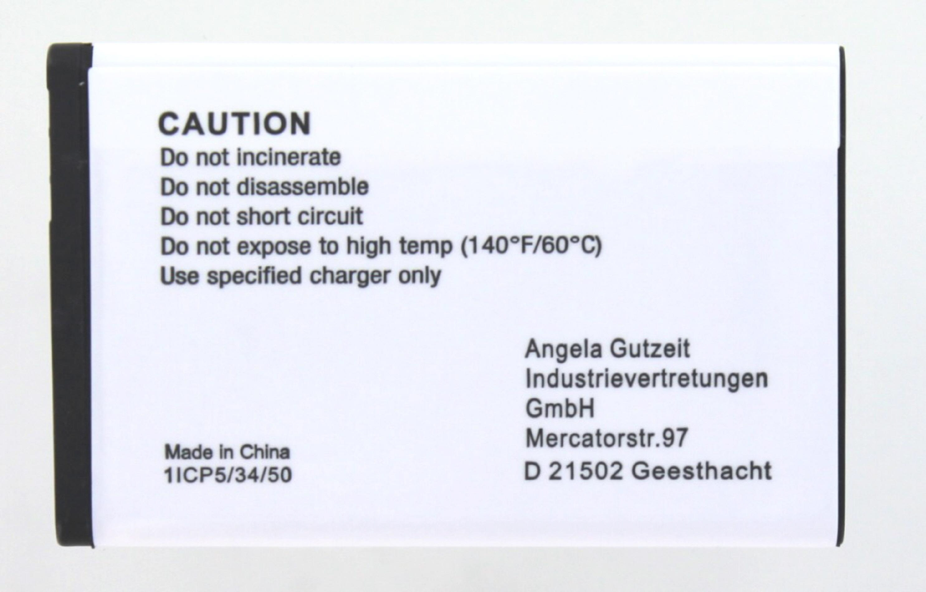 Ein Warnhinweis auf einer weißen Batterie mit Text über Sicherheitsvorkehrungen.