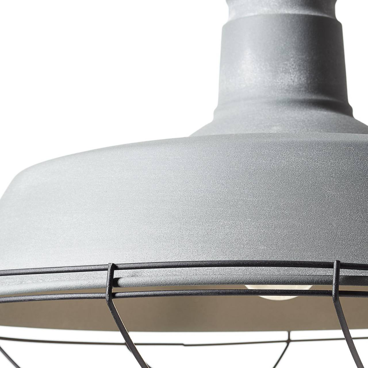 Eine graue Pendelleuchte im Industriestil. Es hat einen Drahtkäfig um den Boden und einen weißen Hintergrund.