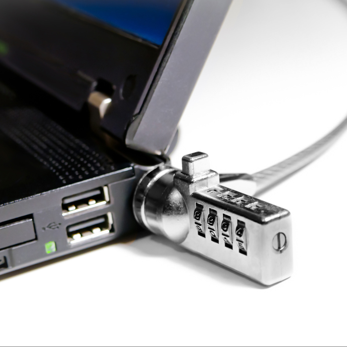Laptop mit Zahlenschloss gesichert. Das Schloss ist am Sicherheitsschlitz des Laptops und an einem Kabel befestigt.