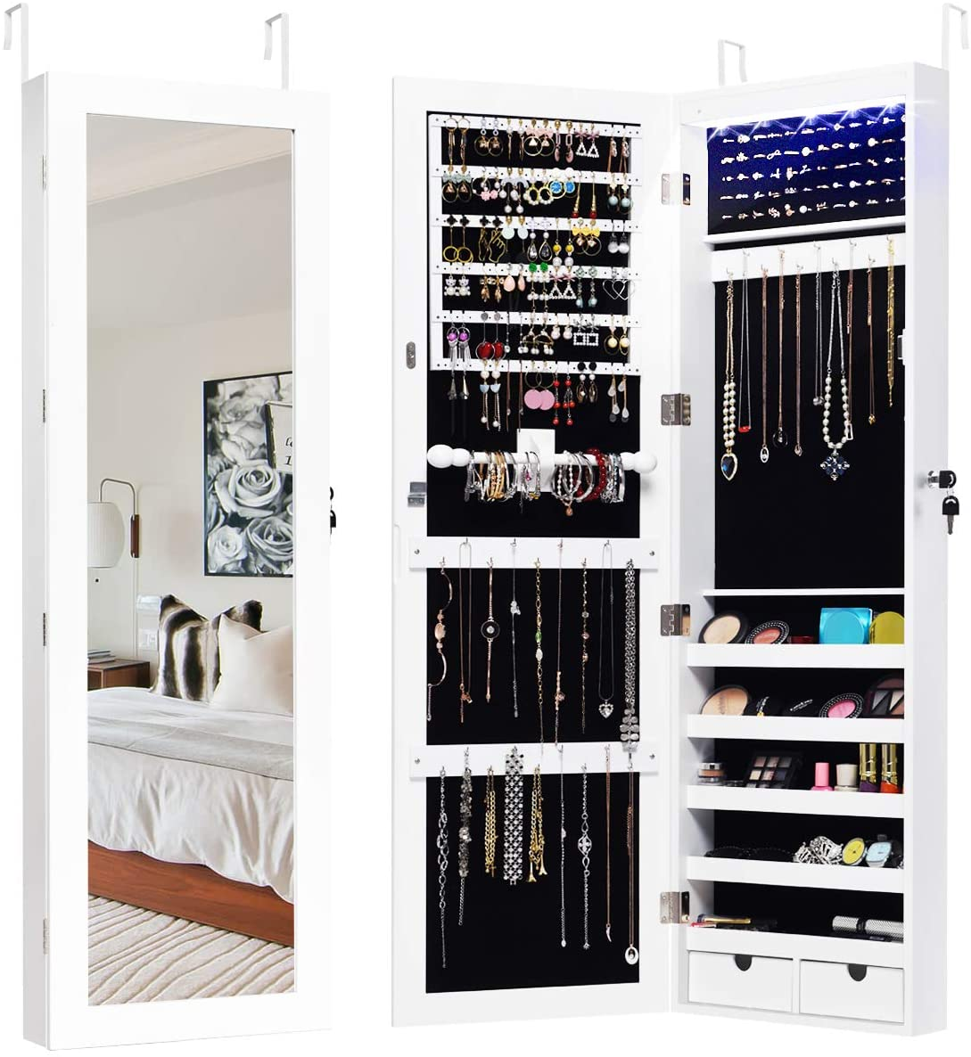 Weißer Schmuckschrank, Spiegel links, offen mit Schmuck. Schlafzimmer im Hintergrund.