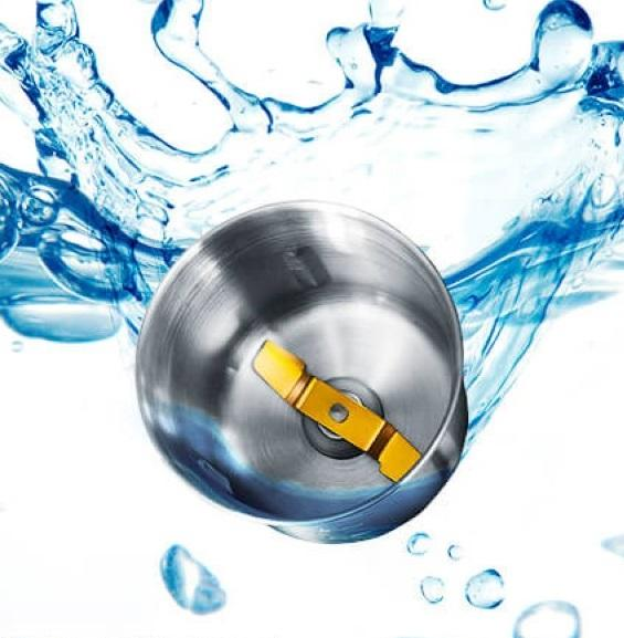 Ostrze blendera wirujące w wodzie, z kroplami wody i żółtym ostrzem.