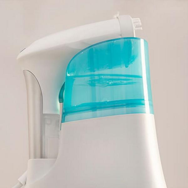 Ein weiß-blauer Munddusche, Nahaufnahme. Der Wassertank ist blau.