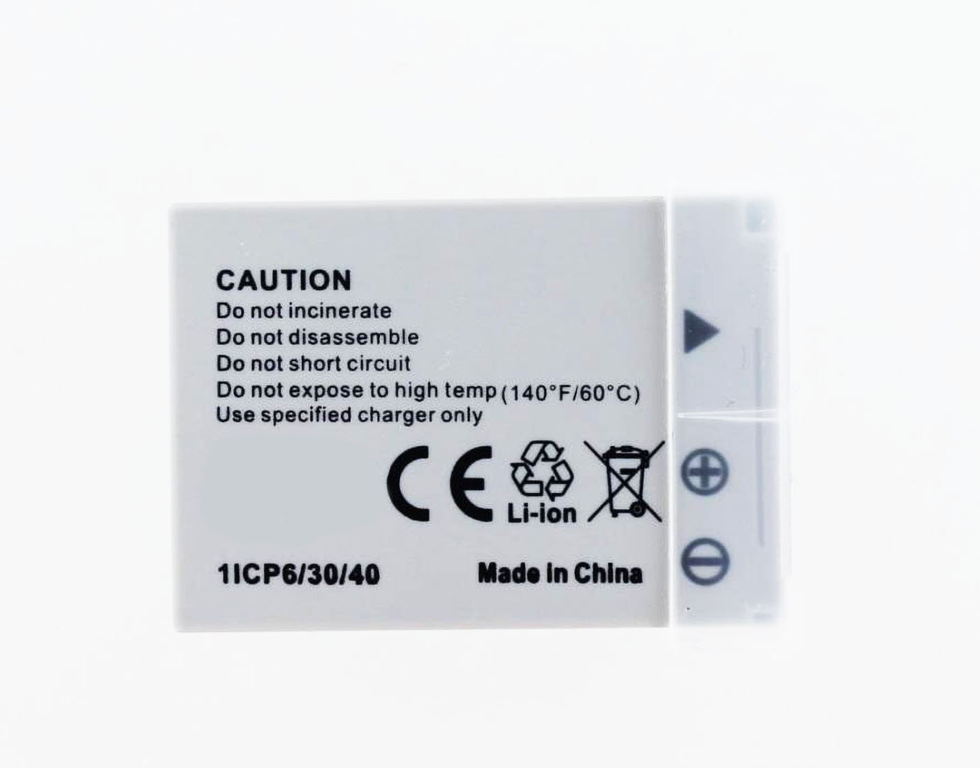 Weiße Batterie mit Warntext und einem Recycling-Symbol. Die Batterie wird in China hergestellt.