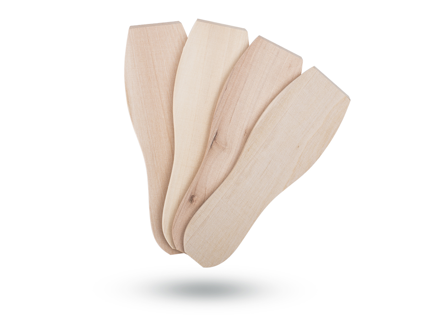 Cuatro cucharas de helado de madera en forma de abanico. Están sobre un fondo blanco.