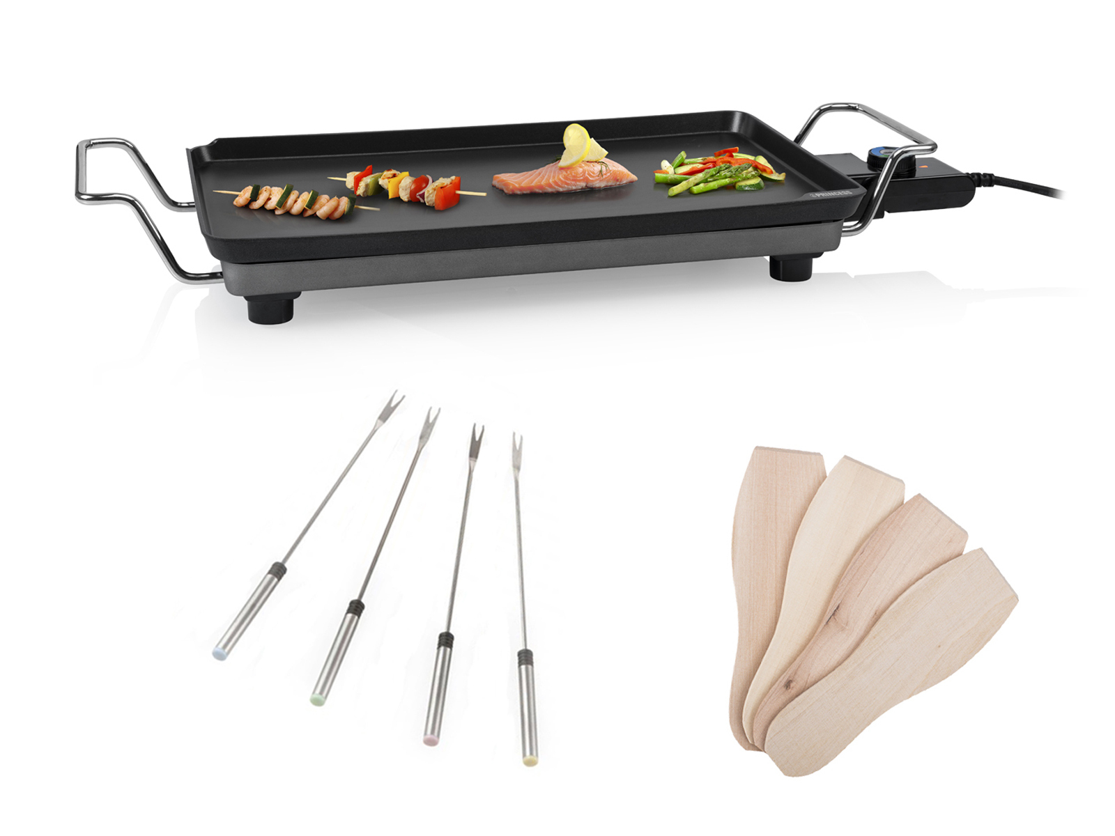 Ein Elektrogrill mit Essen und Utensilien. Enthält Spieße, Spatel und Lebensmittel wie Fleisch und Gemüse.