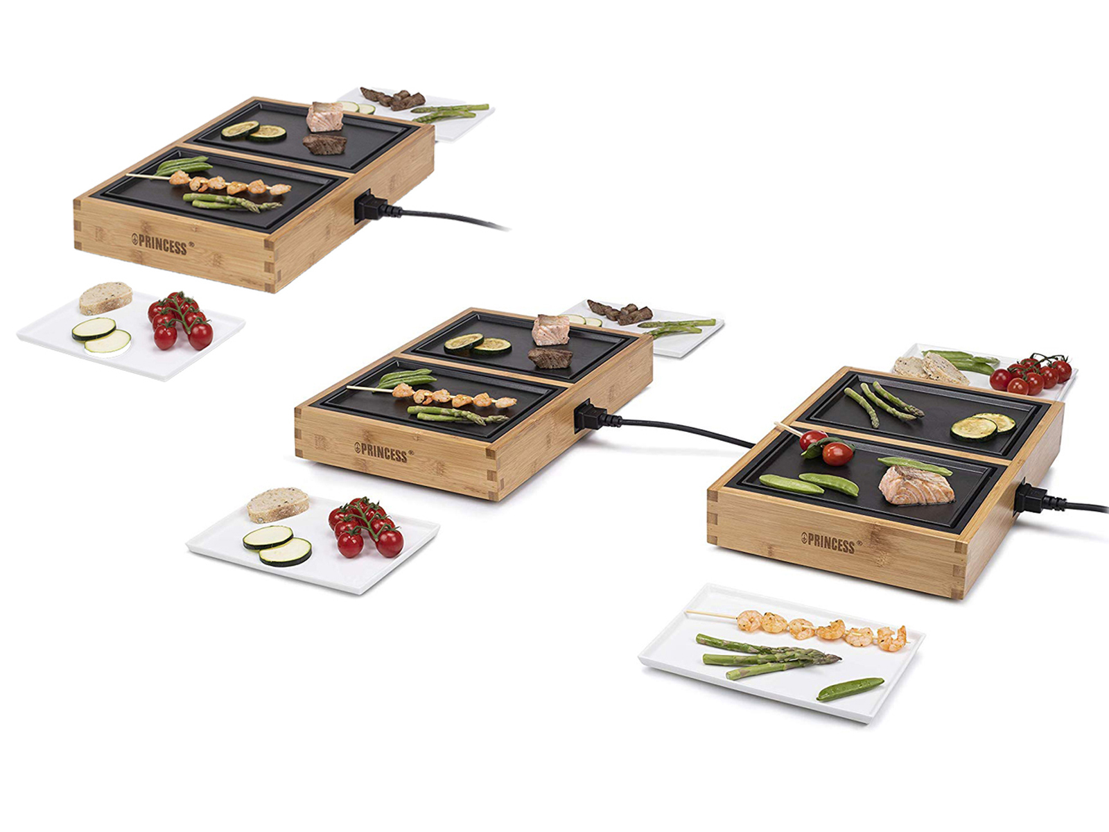 Drei Raclette-Grills aus Bambus mit Essen, Teller auf weißem Hintergrund.