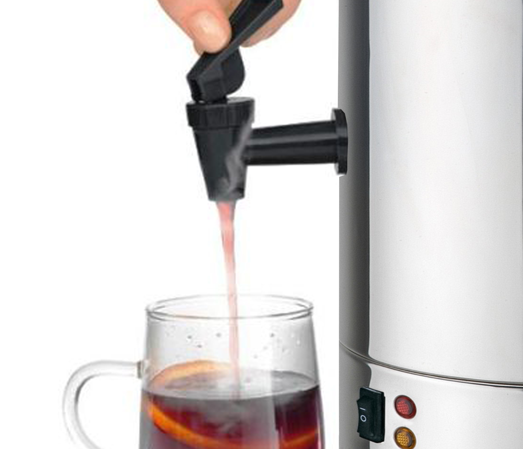 Eine Hand gießt rote Flüssigkeit aus einem Wasserhahn in ein klares Glas mit Orangenscheiben.